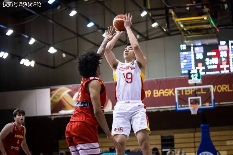 王俊杰观察｜除了球迷充满期待男篮4号位 CBA俱乐部高层也为之疯狂