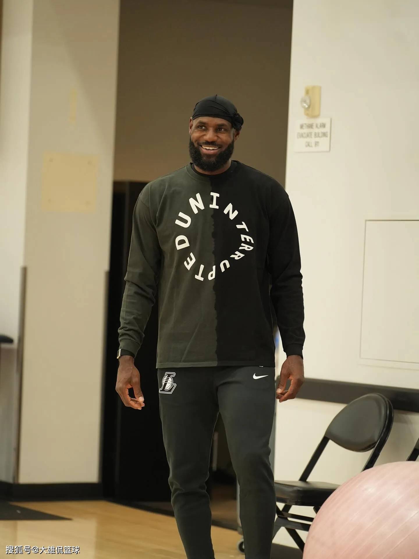 詹姆斯宁用快船弃用设施训练,也不用湖人设施,真的闹掰了?