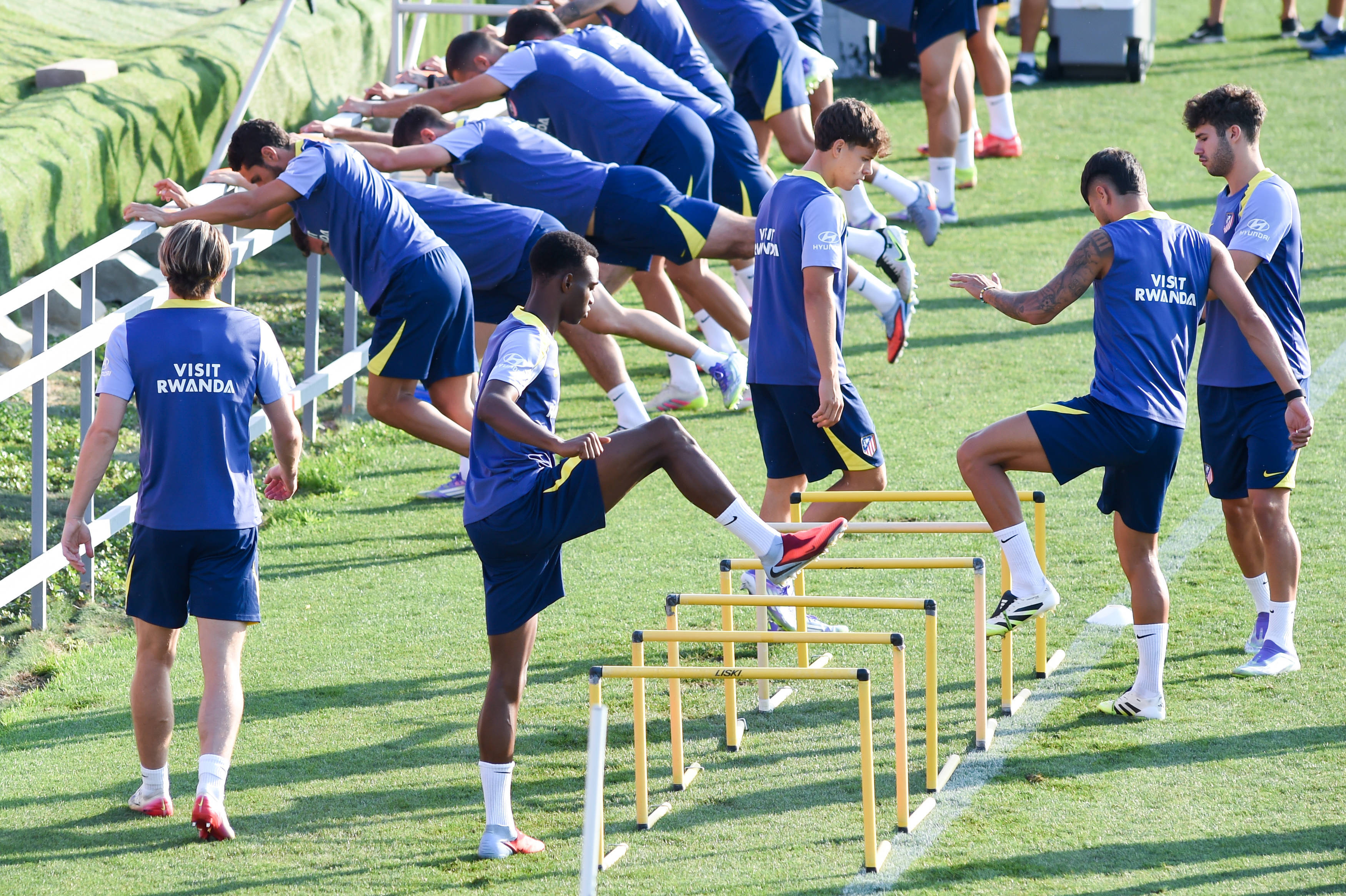 （体育）足球：马德里竞技一队备战新赛季