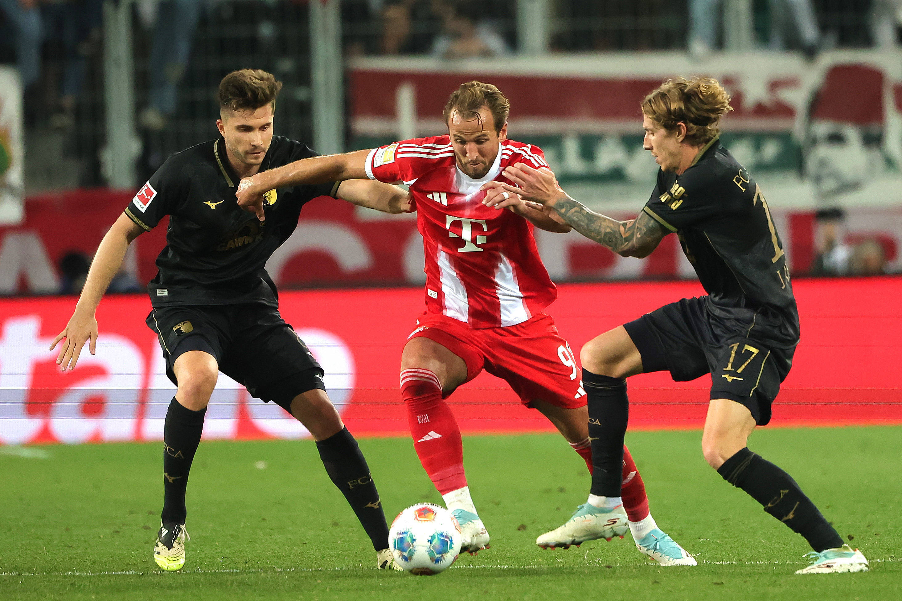 德甲综合 | 拜仁险胜奥格斯堡